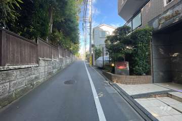 敷地の南側前面道路（東側から）