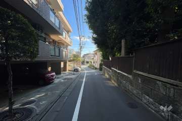 敷地の南側前面道路（西側から）