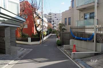 敷地北東側の前面道路