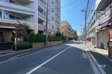 敷地西側の前面道路