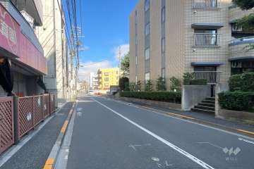 敷地西側の前面道路