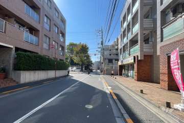 敷地の西側前面道路（北側から）