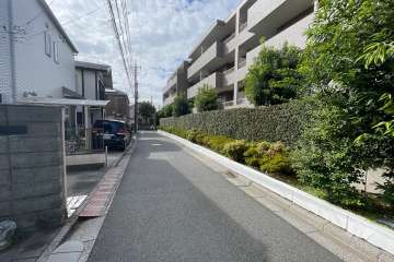 敷地の南側前面道路（東側から）