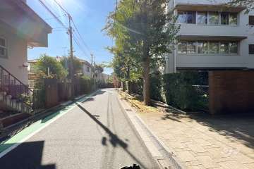 敷地東側の前面道路