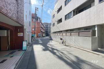 敷地西側の前面道路