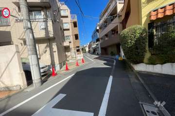 敷地東側の前面道路（南側から）