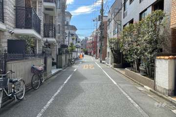 敷地東側の前面道路（北側から）