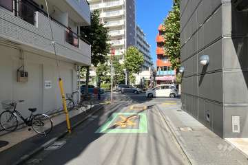敷地の東側前面道路（南側から）