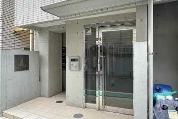 エントランスはオートロック付きです。