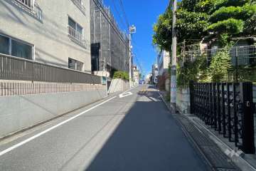 敷地東側の前面道路