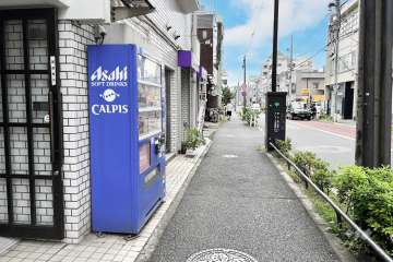 敷地西側の前面道路（北側から）