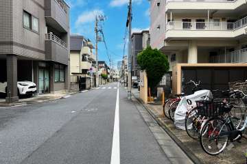 敷地北側の前面道路（西側から）