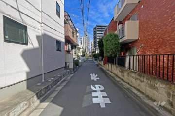 敷地の北側前面道路（西側から）