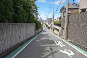 敷地東側の前面道路（南側から）