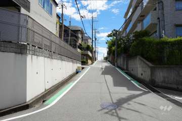 敷地東側の前面道路（北側から）
