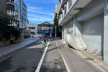 敷地の北西側前面道路（南西側から）