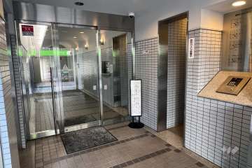 エントランスはオートロック付きです。