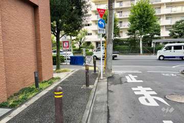 敷地の東側前面道路（南側から）