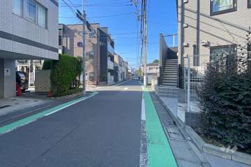 敷地の南側前面道路（東側から）