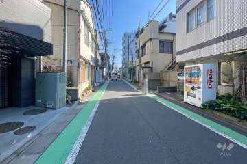 敷地の南側前面道路（西側から）