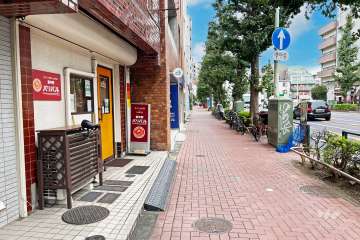 敷地の北東側前面道路は青梅街道です（南東側から）。