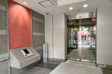 エントランスはオートロック付きです。