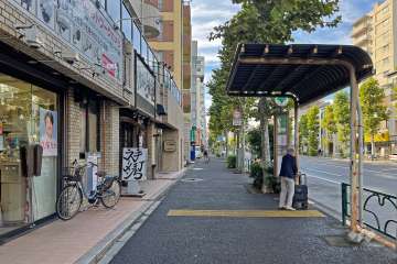 敷地の北側前面道路は青梅街道です（東側から）。