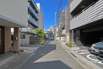 敷地の西側前面道路（南側から）