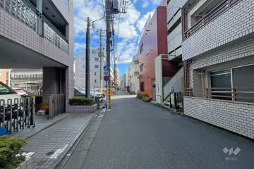 敷地の南側前面道路（東側から）
