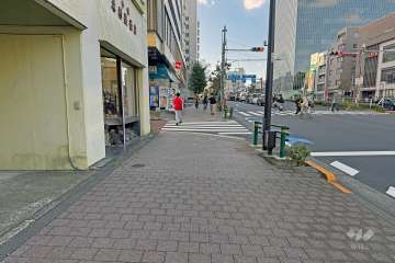 敷地の北側前面道路は青梅街道です（東側から）。