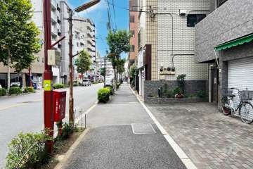 敷地の南東側前面道路（北東側から）