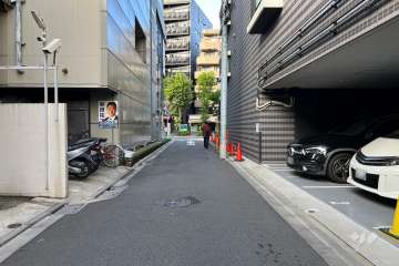 敷地の西側前面道路（南側から）