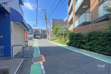 敷地の南東側前面道路（北東側から）