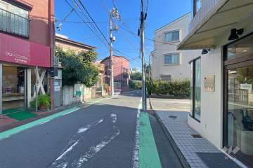 敷地の南東側前面道路（北西側から）