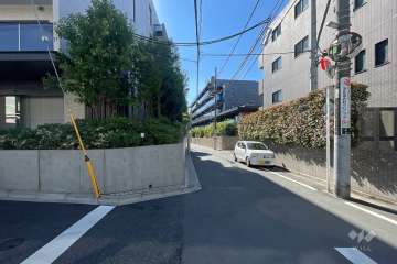 敷地西側の前面道路　
