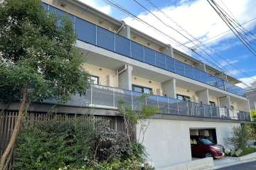 ピアース中野坂上パークフロントの外観（北東側から）