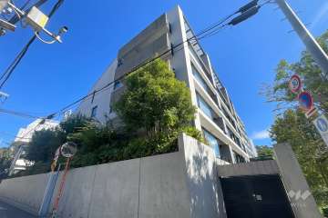 ピアース中野坂上パークフロントの外観（南西側から）　