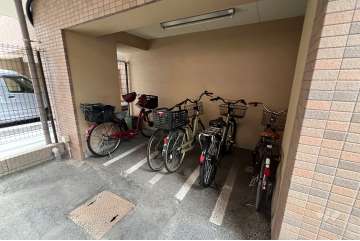 屋内に設けられた駐輪場