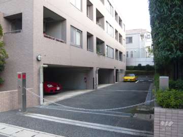 駐車場出入り口。ロボットゲート付きです。