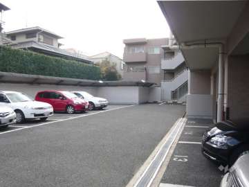 敷地内平面駐車場