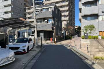 敷地南西側の前面道路（南東側から）