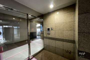 エントランスはオートロック付きです。