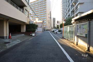 敷地南側の前面道路(東側から)