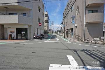 敷地西側の前面道路（南側から）