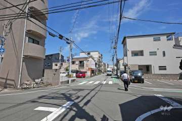 敷地南側の前面道路（西側から）