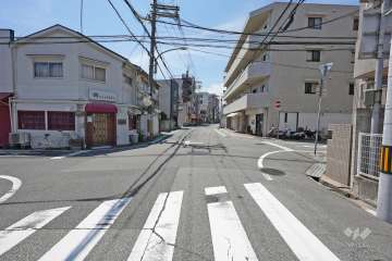 敷地南側の前面道路（東側から）