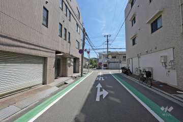 敷地西側の前面道路（北側から）