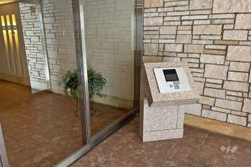 エントランスはオートロック付きです。