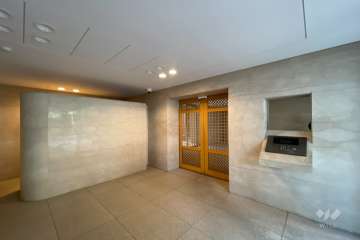 エントランスはオートロック付きです。