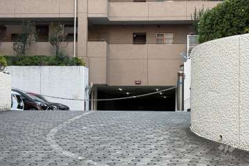 駐車場の出入り口（ロボットゲート付き）